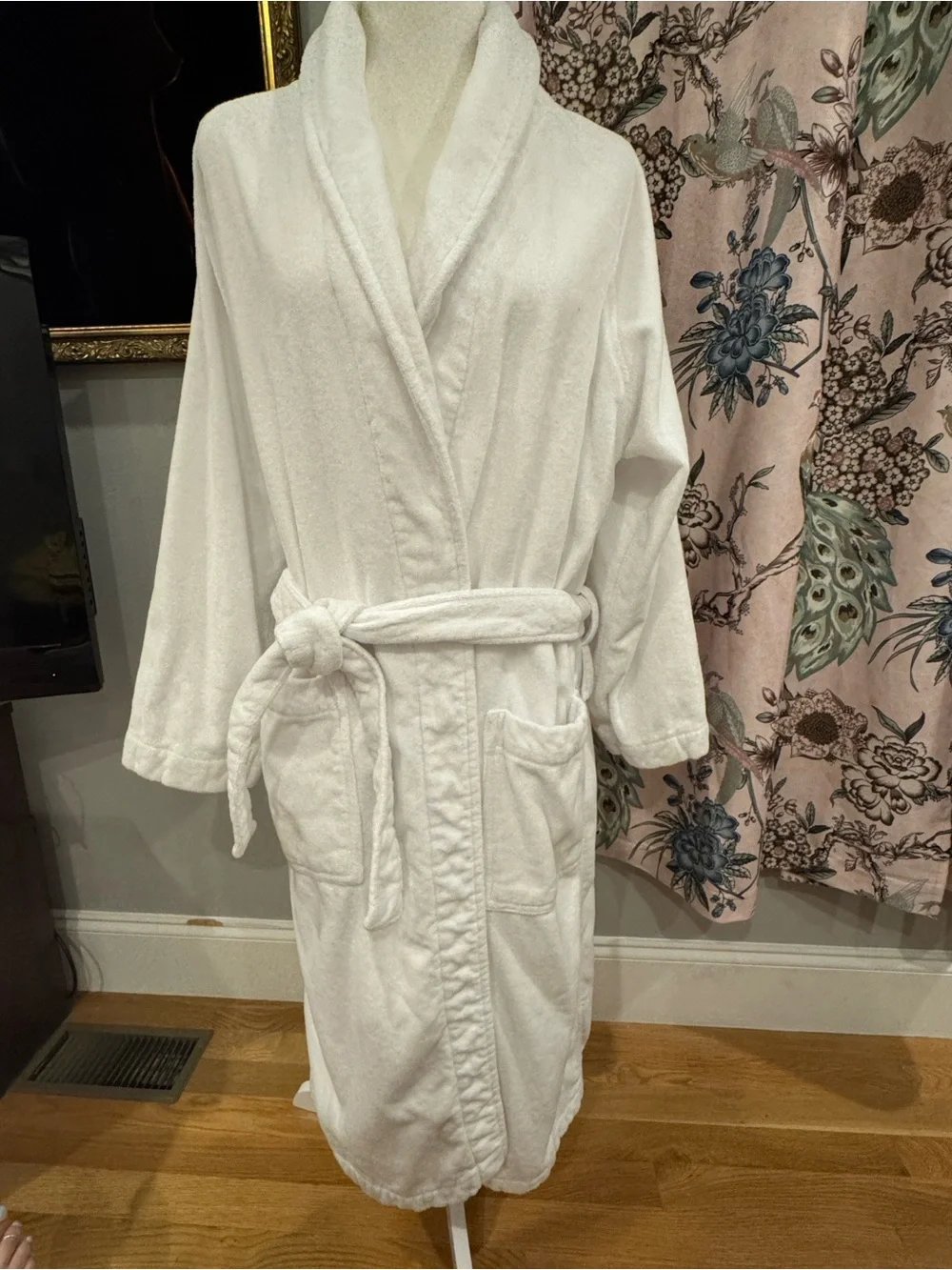 Frette White French Terri Plush Shawl-Collar Bath Robe with Belt never worn